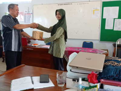 Pemberian Penghargaan Kepada Guru dan Tenaga Kependidikan Berprestasi