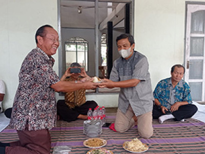 Pemotongan Tumpeng diserahkan ke Desainner sekaligus Pelaksana