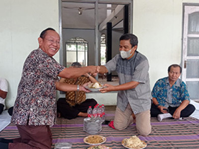 Pemotongan Tumpeng diserahkan ke Desainner sekaligus Pelaksana