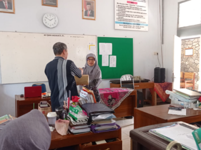 Pemberian Penghargaan Kepada Guru dan Tenaga Kependidikan Berprestasi