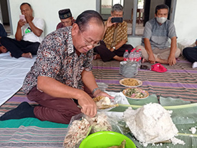 Pemotongan Tumpeng diserahkan ke Desainner sekaligus Pelaksana