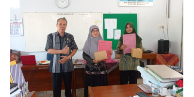 Pemberian Penghargaan Kepada Guru dan Tenaga Kependidikan Berprestasi