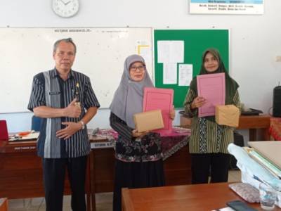 Pemberian Penghargaan Kepada Guru dan Tenaga Kependidikan Berprestasi