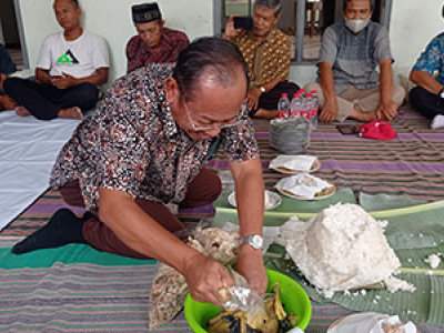 Pemotongan Tumpeng diserahkan ke Desainner sekaligus Pelaksana