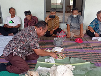 Pemotongan Tumpeng diserahkan ke Desainner sekaligus Pelaksana