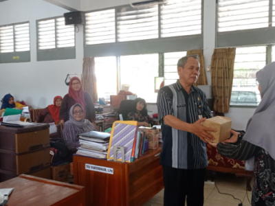 Pemberian Penghargaan Kepada Guru dan Tenaga Kependidikan Berprestasi