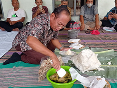 Pemotongan Tumpeng diserahkan ke Desainner sekaligus Pelaksana